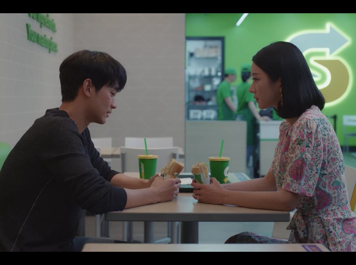 Kim Soo Hyun dan Seo Ye Ji makan subway. Foto: dok Netflix Kim Soo Hyun dan Seo Ye Ji makan subway. Foto: dok Netflix