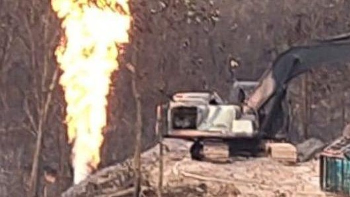 Tiga Sumur Minyak Ilegal di Sumsel Meledak, Sopir Exavator Jadi Tersangka Tiga lubang sumur minyak ilegal di Musi Banyuasin, Sumatera Selatan, meledak hebat beberapa waktu lalu. Begini kronologisnya, sehingga Nur Efendi (46), sopir exavator (operator alat berat) yang berada di lokasi kejadian, ditetapkan sebagai tersangka.