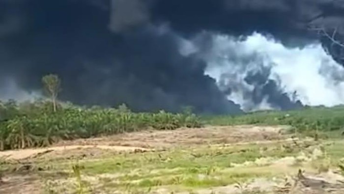 Tiga lubang sumur minyak ilegal di Musi Banyuasin, Sumatera Selatan, meledak hebat beberapa waktu lalu. Begini kronologisnya, sehingga Nur Efendi (46), sopir exavator (operator alat berat) yang berada di lokasi kejadian, ditetapkan sebagai tersangka.