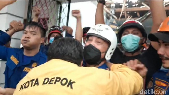 tim damkar disambut tepuk tangan dan pelukan warga usai berhasil mengevakuasi siswi SMP yang tertimpa crane (Kadek Melda Luxiana/detikcom)