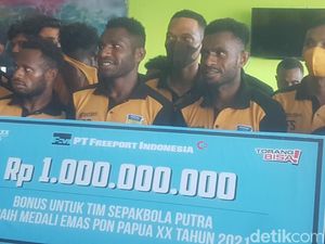 Freeport Serahkan Bonus Rp 1 Miliar ke Tim Sepakbola Papua Juara PON