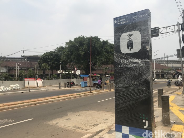 Titik antar-jemput penumpang ojol dan ojek di Stasiun Manggarai yang sudah ditata. (Faiz Iqbal Maulid/detkcom)