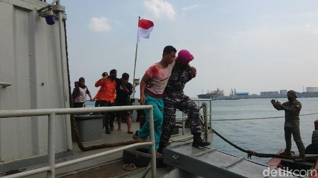 TNI AL menggelar simulasi penanganan bencana letusan Gunung Anak Krakatau yang menyebabkan tsunami. Kapal perang hingga heli dikerahkan dalam simulasi. (M Iqbal/detikcom)
