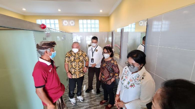 Bertepatan dengan dibukanya Bali untuk penerbangan internasional, pemerintah terus memperbaiki standar toilet. Di Pantai Kuta kini ada toilet bersih standar bintang 5.