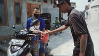 Penonton cukup membayar seikhlasnya saat pentas akan usai.