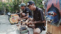 Tiga orang pemuda menyajikan atraksi dengan memanfaatkan seekor monyet dalam berbagai adegan dengan iringan tetabuhan.