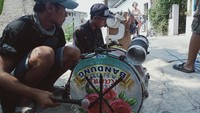 Warga asyik menyaksikan hiburan tersebut di jalan kampung.