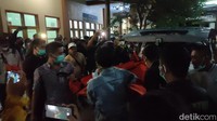 Dia mewakili Pemkab Ciamis menyampaikan duka cita atas insiden tersebut. Herdiat pun memastikan para siswa ini tengah berkegiatan susur sungai. 