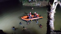 Sebelumnya, pantauan di lokasi, Tim SAR dari BPBD Ciamis, Basarnas, TNI-Polri dibantu masyarakat melakukan pencarian sejak sore.