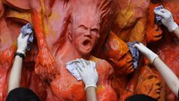 Mereka didakwa berdasarkan UU Keamanan Nasional. Seperti diketahui, Partai Komunis yang berkuasa menghentikan segala diskusi publik atau peringatan peristiwa itu di daratan China. Selama bertahun-tahun pun, satu-satunya peringatan besar di daratan China adalah nyala lilin tahunan di Hong Kong. Tetapi pemerintah telah melarang pertemuan itu selama dua tahun belakangan.  AP Photo/Kin Cheung.