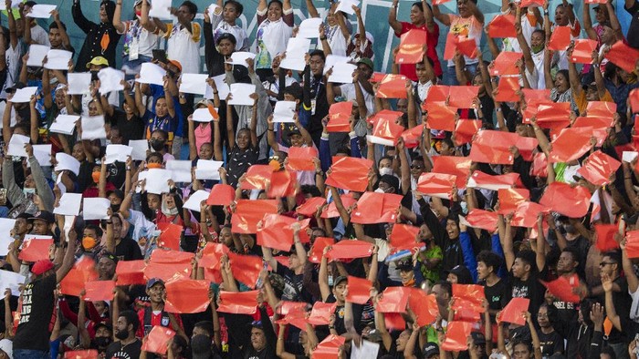 Sejumlah warga menyaksikan pertandingan antara tim sepak bola Papua dengan tim sepak bola Aceh pada final Sepak Bola Putra PON Papua di Stadion Mandala, Kota Jayapura, Papua, Kamis (14/10/2021). Tim sepak bola putra Papua menang atas tim sepak bola putra Aceh dengan skor 2-0. ANTARA FOTO/Nova Wahyudi/wsj.