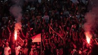 Petugas Kepolisian juga berjaga di sejumlah pintu stadion saat pertandingan berlangsung.  
