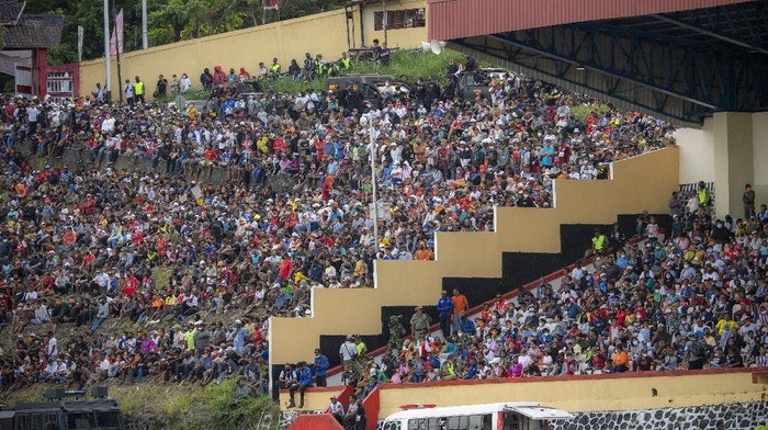 Tumpah Ruah Warga Nonton Final Sepak Bola PON Papua Sejumlah warga menyaksikan pertandingan antara tim sepak bola Papua dengan tim sepak bola Aceh pada final Sepak Bola Putra PON Papua di Stadion Mandala, Kota Jayapura, Papua, Kamis (14/10/2021). Tim sepak bola putra Papua menang atas tim sepak bola putra Aceh dengan skor 2-0. ANTARA FOTO/Nova Wahyudi/wsj.