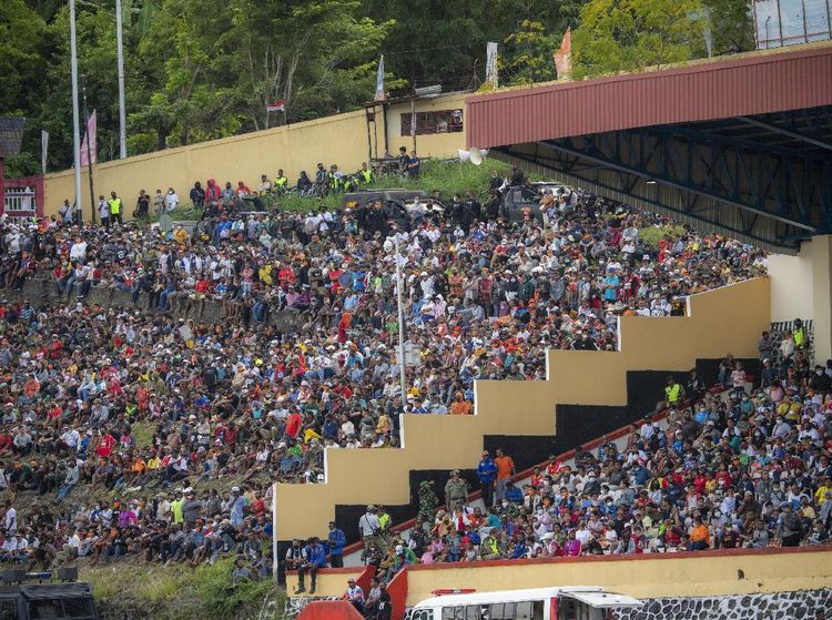 Bye-bye Prokes! Tumpah Ruah Penonton Final Sepakbola PON Papua