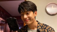 Squid Game kini resmi jadi serial original Netflix yang paling banyak ditonton di dunia. Tak heran sosok Wi Ha Joon jadi perhatian. (Foto: dok. Instagram @wi__wi__wi) 