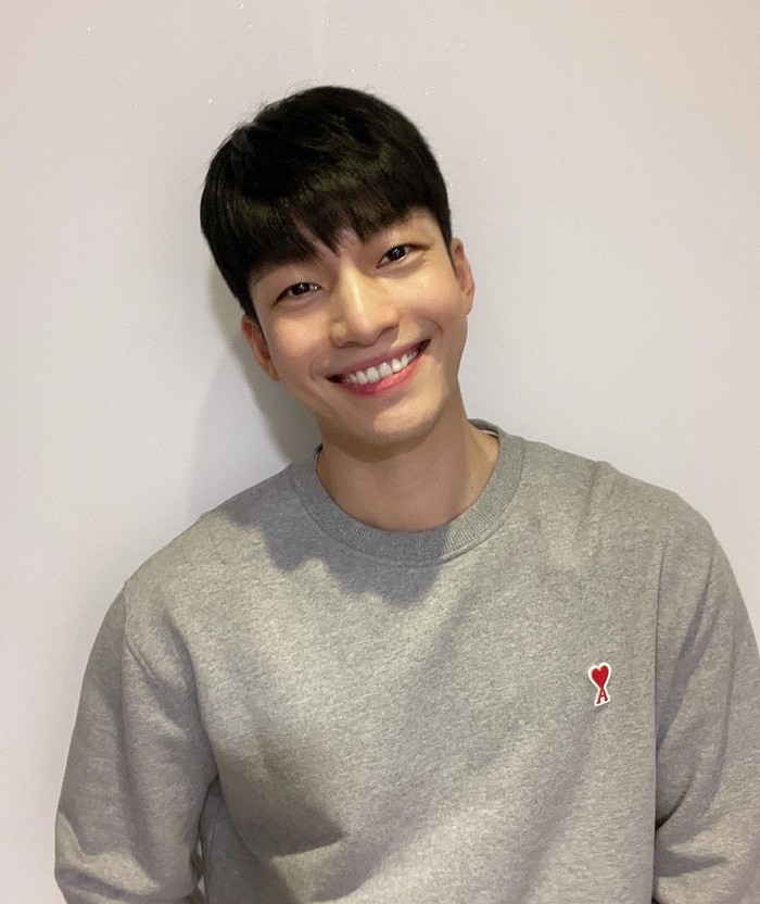 Aktor pemeran Squid Game, Wi Ha Joon, kini tengah menanjak popularitasnya.
