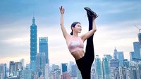 Xia Miya juga memberikan contoh-contoh gerakan Yoga yang bisa ditiru di rumah. Hayo, bisa nggak? Foto: dok instagram Xia Miya