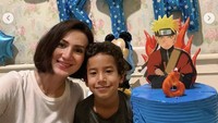Perayaan ulang tahun sang anak, Kai yang keenam terlihat meriah. Momen ini dilengkapi dengan kue ulang tahun keren bertema Naruto.