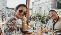 Kulineran juga masuk dalam agenda liburannya di Firenze, Italia. Saat itu ia bertemu dengan sahabatnya dan menikmati pizza bersama.