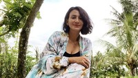 Jalan-jalan ke Jogja, Wanda sempatkan mampir ke Kopi Klotok. Ia juga memesan pisang goreng untuk menemani waktu santainya minum kopi.