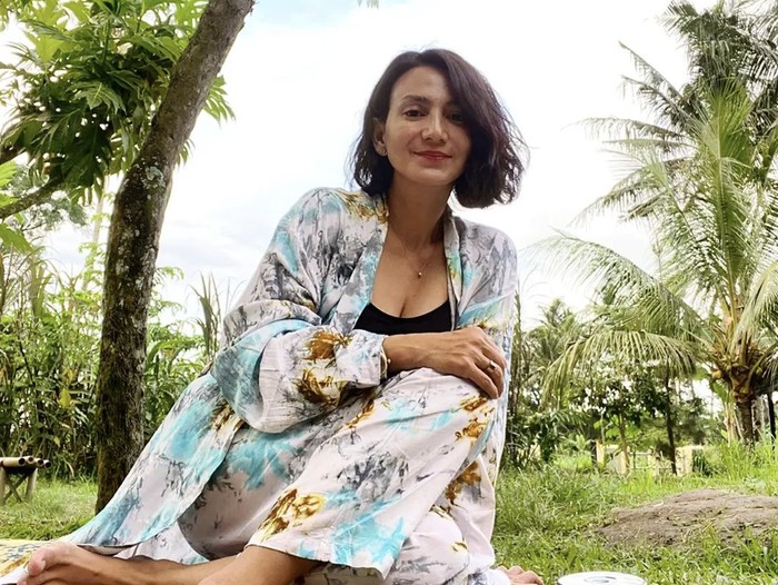 10 Pesona Wanda Hamidah Saat Ngopi dan Kulineran