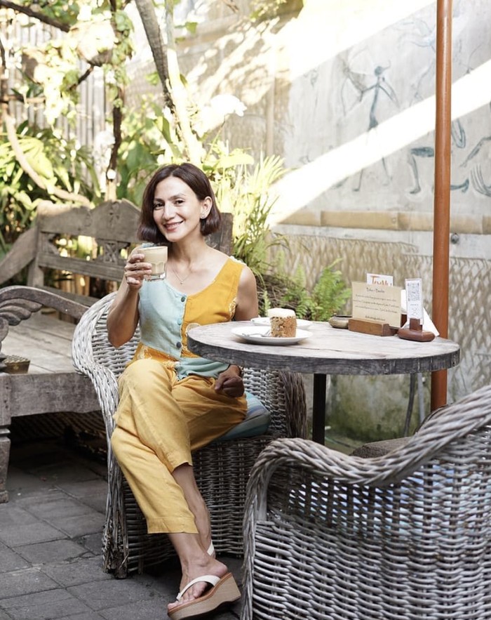 10 Pesona Wanda Hamidah Saat Ngopi dan Kulineran 10 Pesona Wanda Hamidah Saat Ngopi dan Kulineran