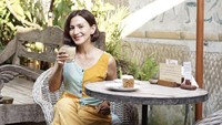 Ini nih bukti lain kalau Wanda doyan ngopi. Segelas kopi di tangannya bakal dinikmati bareng sepotong cake.