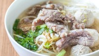 Kalau punya stok bakso siap rebus, coba olah jadi hidangan spesial. Misalnya dikombinasikan bersama bihun, tauge, dan lembaran sawi hijau sebagai sayurannya. Tertarik bikin? Ini dia resep bihun kuah daging dan bakso yang nagih! Foto: iStock