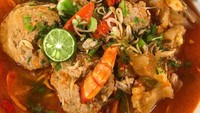 Jika biasanya kaldu bakso hanya bening gurih saja, coba bikin bakso dengan kuah yang pedas menyengat ini. Penggunaan cabai rawit merah utuh jadi kuncinya. Kemudian ada juga paduan cabai merah besar. Intip resep bakso jeletot kuah pedas di sini. Foto: Masak Masak Trans TV