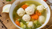 Nah, kalau kamu mau buat bakso ayam versi kuah, resep ini bisa jadi panduan. Rasanya gurih nikmat, apalagi dipadukan dengan sayuran dan ceker ayam rebus. Ini resep bakso ayam kenyal berkuah bening. Foto: iStock