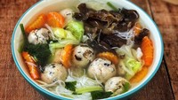 Menu istimewa ini adalah bakso lohoa udang. Sederhana, tapi selalu bikin kangen dan bernutrisi. Adonan baksonya dibuat dari paduan daging ayam dan udang cincang. Penasaran resepnya? Langsung contek di sini. Foto: Sulistiono H. 