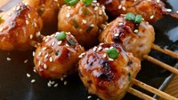 Resep bakso lain yang juga enak adalah bakso bakar. Bikin yang gaya Jepang dengan olesan berbahan kecap manis dan soya sauce. Rasanya empuk, gurih, dan manis. Begini cara membuat bakso bakar ala Jepang yang juicy. Foto: iStock 