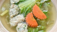 Bakso yang satu ini cocok jadi hidangan bernutrisi untuk anak-anak. Bakso ayam suun berisi sayuran seperti wortel dan sawi putih. Dimakan begitu saja atau bersama nasi, sama enaknya. Ini dia resep bakso ayam suun kuah sayuran. Foto: iStock 