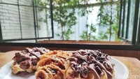Tak bisa dipungkiri, kini croffle sedang jadi kuliner yang naik daun. Kudapan berbahan adonan croissant yang dimasak menggunakan mesin cetak waffle ini berhasil menarik perhatian para penggemar kudapan manis.  Foto: detikFood/Devi S. Lestari