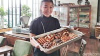 Chef Charins yang belajar pastry di Prancis menjamin croffle buatannya punya kualitas yang baik karena dibuat dengan bahan berkualitas. Foto: detikFood/Devi S. Lestari