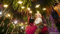 Selain bermain ala permainan film Squid Game para petugas juga turut melayani pengunjung dan bisa diajak foto bersama lho.