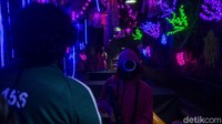 Pertama permainan lampu merah lampu hijau, dimana pengunjung harus melintasi rintangan sebelum boneka Squid Game berhenti menyebut mugunghwa kkoci pieot seumnida.