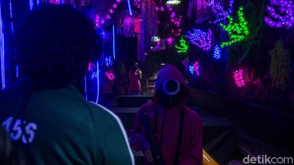 Pertama permainan lampu merah lampu hijau, dimana pengunjung harus melintasi rintangan sebelum boneka Squid Game berhenti menyebut mugunghwa kkoci pieot seumnida. Pertama permainan lampu merah lampu hijau, dimana pengunjung harus melintasi rintangan sebelum boneka Squid Game berhenti menyebut mugunghwa kkoci pieot seumnida.
