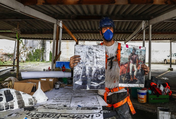 Seniman dan aktivis lingkungan Thiago Mundano membuat mural hitam putih di Sao Paulo, Brazil (15/10). Uniknya, pewarna hitam yang digunakan merupakan abu kebakaran hutan.