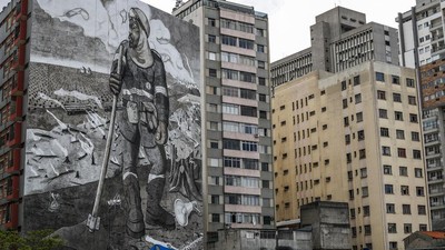 Aktivis Lingkungan Bikin Mural Raksasa dari Abu Kebakaran Hutan
