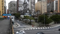 Mural hitam putih karya seniman Thiago Mundano dilukis di sebuah bangunan apartemen di Sao Paulo, Brazil (15/10). Mural berjudul Penjaga Hutan ini untuk menghormati para pejuang yang sangat berani menjaga hutan tetap lestari.