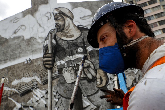 Aktivis Lingkungan Ini Bikin Mural Raksasa dari Abu Kebakaran Hutan Seniman dan aktivis lingkungan Thiago Mundano membuat mural hitam putih di Sao Paulo, Brazil (15/10). Uniknya, pewarna hitam yang digunakan merupakan abu kebakaran hutan.