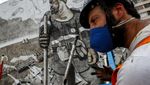 Aktivis Lingkungan Bikin Mural Raksasa dari Abu Kebakaran Hutan