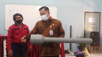Dengan menggunakan pipa air sepanjang 1 meter ini, harga pembasmi virus hanya Rp 400 ribu. Tabung ini hasil karya Kemenag dan Rumah Sakit Islam Banjarnegara. Foto: Uje Hartono/detikcom
