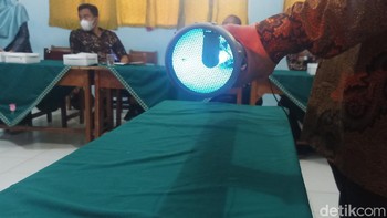 Lampu ultraviolet di dalam tabung. Tabung pembasmi virus ini juga dibuat untuk ruang ber-AC maupun tidak. Alat tersebut akan lebih maksimal jika dinyalakan minimal 30 menit sebelum ruangan tersebut digunakan. Foto: Uje Hartono/detikcom