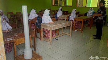 Sebuah tabung sederhana berdiri di pojok ruang kelas di Madrasah Tsanawiyah (Mts) 2 Banjarnegara. Ini adalah alat pembasmi virus yang disiapkan untuk pembelajaran tatap muka (PTM). Foto: Uje Hartono/detikcom