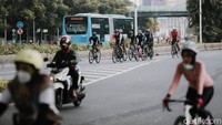 Sedangkan untuk Sabtu dan Minggu, pesepeda diperbolehkan melintas di jalan umum hingga pukul 09.00 WIB.