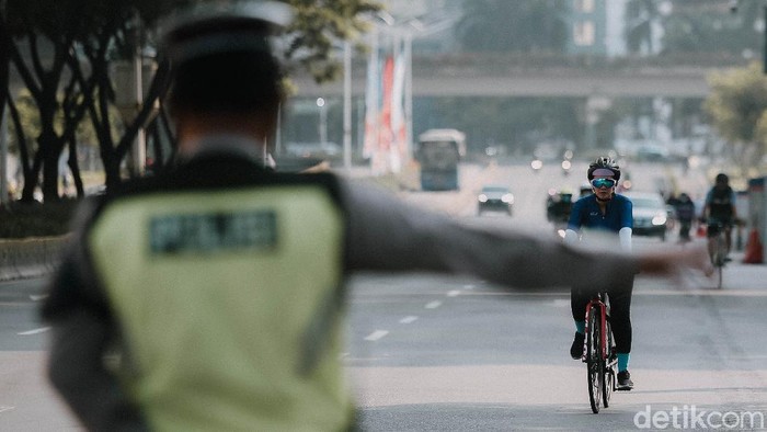 Sejumlah masyarakat beraktifitas bersepeda di kawasan Sudirman, Jakarta, Sabtu (16/10/2021). Polda Metro Jaya telah mengizinkan aktivitas olahraga bersepeda (bike to sport) melintasi jalan umum di Jakarta mulai Sabtu (16/10) dengan tetap mengedepankan protokol kesehatan.
