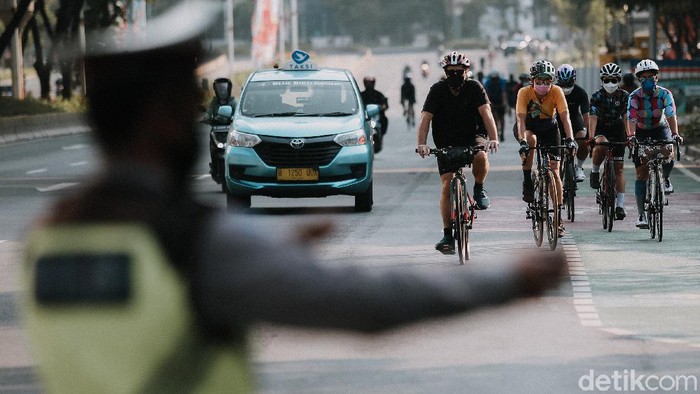 Sejumlah masyarakat beraktifitas bersepeda di kawasan Sudirman, Jakarta, Sabtu (16/10/2021). Polda Metro Jaya telah mengizinkan aktivitas olahraga bersepeda (bike to sport) melintasi jalan umum di Jakarta mulai Sabtu (16/10) dengan tetap mengedepankan protokol kesehatan.