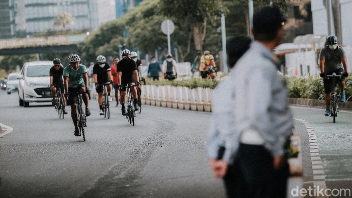 Asyik... Road Bikers Boleh Gowes Lagi di Jalanan Jakarta Sejumlah masyarakat beraktifitas bersepeda di kawasan Sudirman, Jakarta, Sabtu (16/10/2021). Polda Metro Jaya telah mengizinkan aktivitas olahraga bersepeda (bike to sport) melintasi jalan umum di Jakarta mulai Sabtu (16/10) dengan tetap mengedepankan protokol kesehatan.